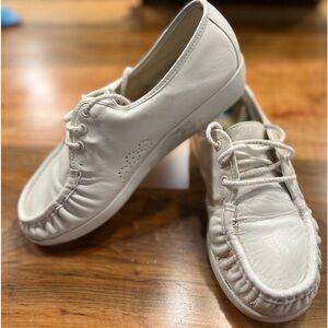 SAS women’s size 8 loafer in used condition